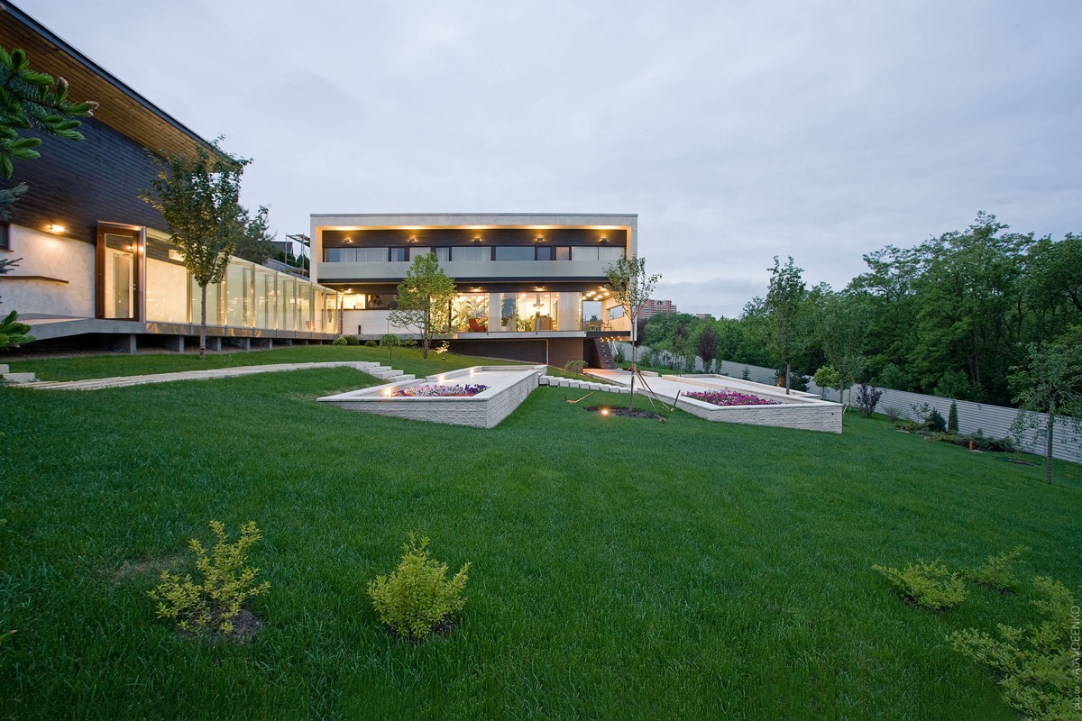 บ้านโมเดิร์นบนที่ดินลาดเอียงประเทศยูเครน โดย Drozdov & Partners