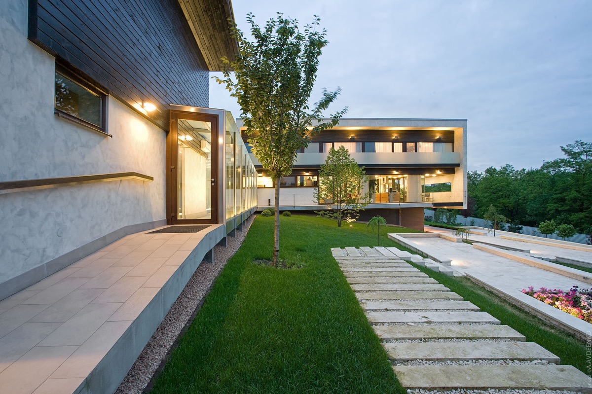 บ้านโมเดิร์นบนที่ดินลาดเอียงประเทศยูเครน โดย Drozdov & Partners